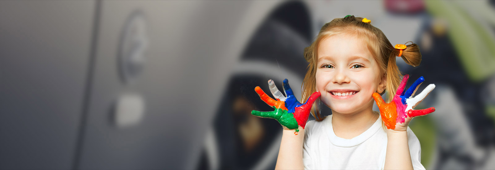 petite fille aux mains peintes qui sourit